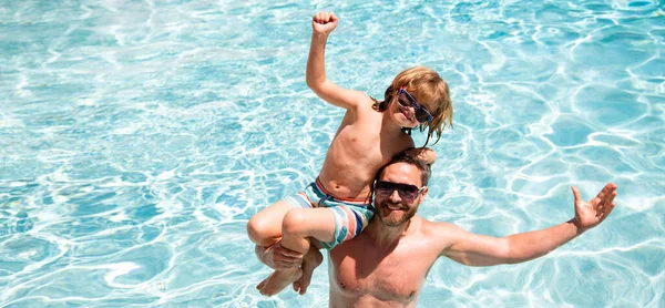 父亲和儿子在游泳池里游泳池度假胜地。爸爸在游泳池里玩的男孩积极的生活方式概念。父亲节。标题横幅，复制空间。网页设计海报. — 图库照片