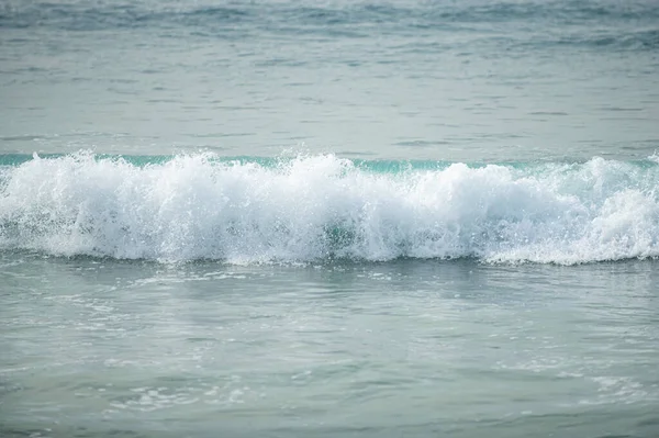 Panorama de olas oceánicas en un mar tropical con profundos wawes azules. Agua de mar tranquila, fondo oceánico. Paisaje panorámico. — Foto de Stock