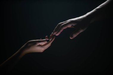 Kurtarma sırasında eller. Şefkat, şefkat dokunuşu. Dostlar selamlar, takım çalışması, arkadaşlık. Kurtarma, el hareketlerine yardım etme. Bir dostuma yardım ediyorum. El sıkışma, silah ve arkadaşlık..