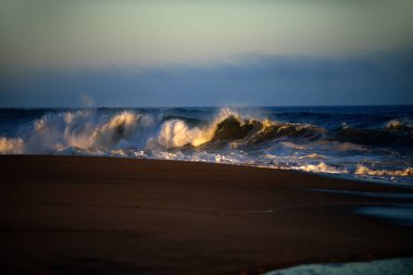 Deniz yüzeyi yaz dalgası arka planı. Güzel yaz plajı, deniz ya da okyanus doğası. Manzaralı deniz manzarası. Sakin deniz suyu.