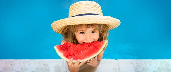 Barn med vattenmelon i poolen utomhus. Grabben har kul i poolen. Barn sommarsemester och hälsosam kost koncept. Banner för rubriker, kopiera utrymme. Affisch för webbdesign. — Stockfoto