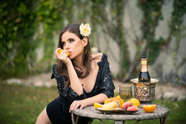 Outdoor fashion portrait pretty girl relaxing near summer garden with tropical fruits. — Stock Photo, Image