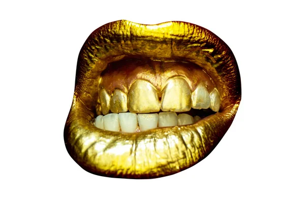 Lábios dourados das mulheres fechar fundo isolado. Boca sexy dourada. Boca irritada agressiva. — Fotografia de Stock