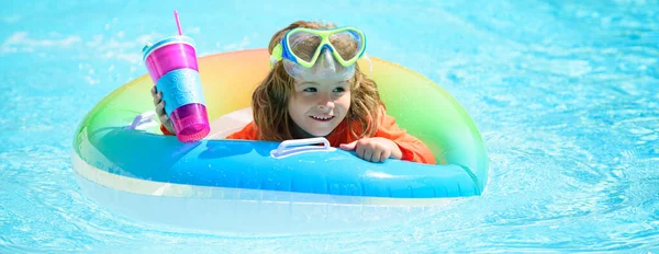 Cóctel infantil en la piscina en verano. Banner para cabecera, espacio de copia. Póster de diseño web. —  Fotos de Stock