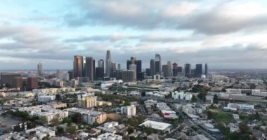 Los Angeles şehri. Hava aracı uçuyor. Los Angeles şehir merkezi ufuk çizgisi.