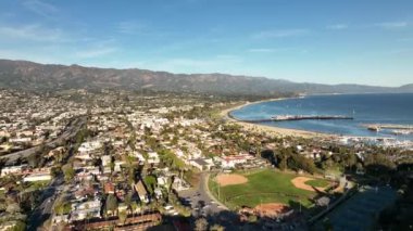 Kaliforniya 'da Santa Barbara City manzarası. Santa Barbara hava manzaralı, İHA ile uçuyor..