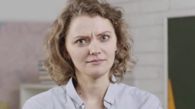 Öğrencilerin yüzü. Bayan öğrencinin ya da shcool sınıfındaki öğretmenin portresi..