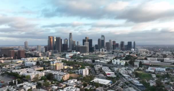 Los angeles city. Aerial drone flying. Los Angeles downtown skyline. — стоковое видео