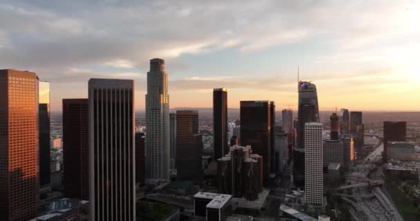 로스앤젤레스 시의 도시 경관 은연이 지는 날에 하늘을 찌릅니다. Los-angeles 공중 촬영, 드론 과 함께 비행. — 비디오