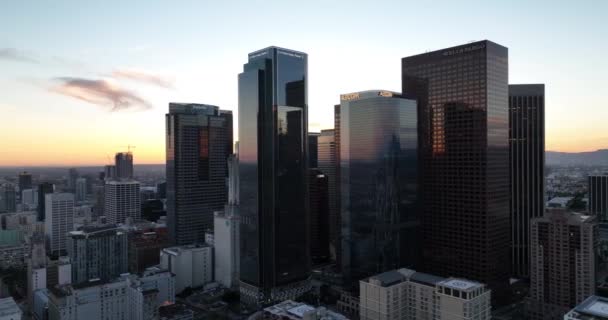 Los Angels mrakodrapy panorama, Létající a natočené LA drone. — Stock video