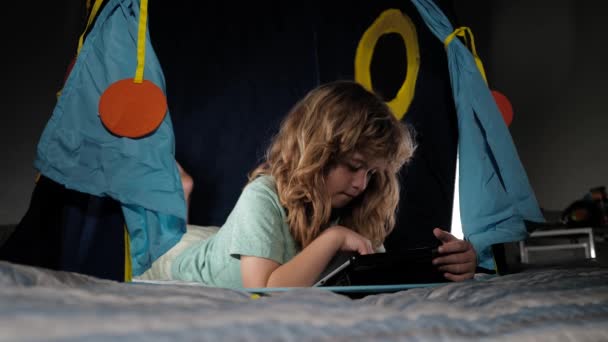 Kinderen die boeken lezen. Kleine jongen zit in de woonkamer foto 's te kijken in het verhalenboek. Hij doet huiswerk voor de basisschool. Onderzoek bij kinderen. — Stockvideo