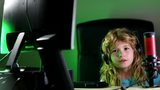 Μικρό παιδί gamer παίζουν το παιχνίδι του υπολογιστή στην επιφάνεια εργασίας. Ρεύμα παιχνιδιού και μπλογκ για παιδιά. Σχολείο, μελέτη, online μάθηση. Μαθητής πληκτρολογεί στο πληκτρολόγιο. — Αρχείο Βίντεο