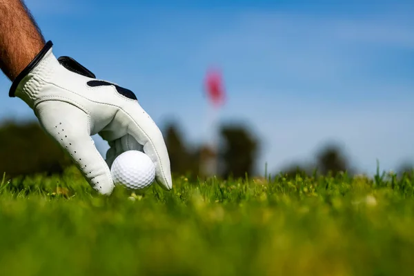 Golfer man met golfhandschoen. Golfer golft op het veld. Golfbal op groen in de avond golfbaan met zon in Thailand. — Stockfoto