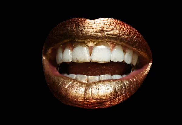 Krásná zlatá pusa. Smyslné zlaté rty, sexy ret. Lesklá luxusní ústa. — Stock fotografie