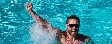 Hayat kurtarıcı. Yüzme havuzunda yakışıklı bir adam. Havuz partisi. Yaz tatili. Başlık için afiş, kopyalama alanı. Web tasarımı için poster.