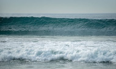 Deniz köpüğü. Deniz manzarası, güzel deniz manzarası, tropikal deniz. Okyanus ya da deniz dalgaları.