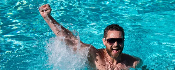 Hayat kurtarıcı. Yüzme havuzunda yakışıklı bir adam. Havuz partisi. Yaz tatili. Başlık için afiş, kopyalama alanı. Web tasarımı için poster.