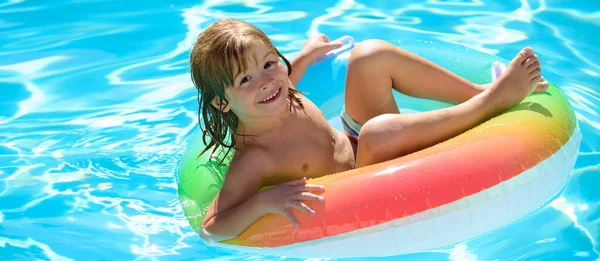 Летние каникулы весело. Счастливый маленький мальчик веселится в бассейне. Знамя для заголовка, место для копирования. Плакат для веб-дизайна. — стоковое фото