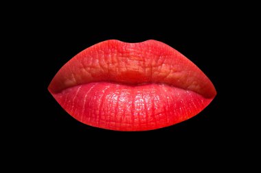 Siyah arka planda izole edilmiş kırmızı seksi dudaklar, güzel dudaklar, güzel kırmızı ruj..