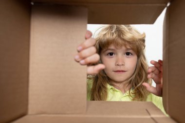 Neşeli şirin çocuk hediyesini açıyor. Kutunun içinden görüntüle. Paketler, teslimat servisi..