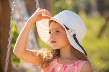 Parktaki yaz çocukları kızı, sevimli çocuk yüzü. Yazın küçük tatlı bir kızın portresi..