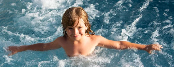 Kid swimming. Kids summer vacation in swimming pool. Banner for header, copy space. Poster for web design. — Foto Stock