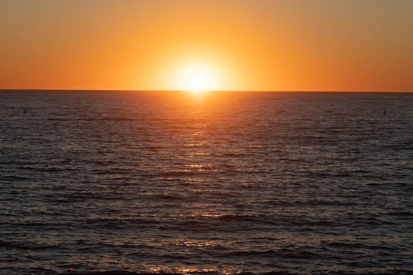 Gouden zonsondergang aan zee. landschap met zonsondergang boven de oceaan. — Stockfoto