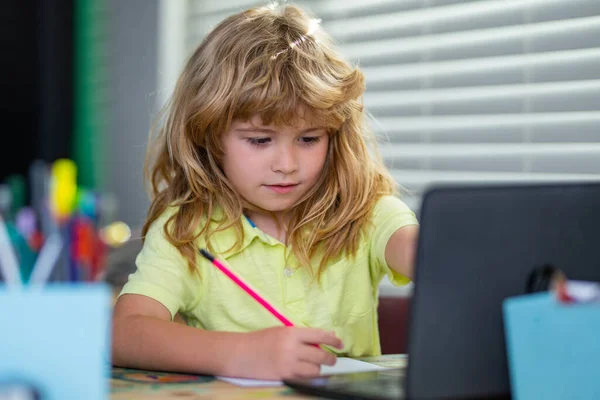 Μαθητής που γράφει και διαβάζει στο σπίτι. Συγκεντρωμένο παιδί που γράφει στο σημειωματάριο. Εστιασμένο σχολιαρόπαιδο που σπουδάζει και προετοιμάζεται για εξετάσεις. — Φωτογραφία Αρχείου