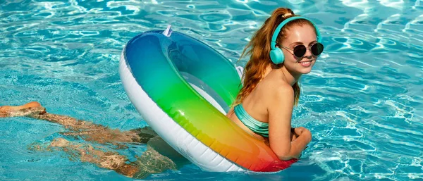 Mujer joven de verano. Disfrutando del bronceado. Mujer en traje de baño en círculo inflable en la piscina. Banner para cabecera, espacio de copia. Póster de diseño web. —  Fotos de Stock