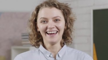 Komik öğretmen suratı. Üniversitede ya da üniversite sınıfında genç bir kız öğrenci ya da öğretmen. Eğitim konsepti. Duyguların yüzleri.