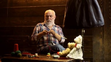 Yaşlı, olgun emekliler için hafta sonu. Örgü iğneli son sınıf öğrencisi. Örgü iğnesi, iplik nakış işi. Emekli yaşlı adam kendini işe yaramaz hissediyor. Hobi olarak boş zaman aktivitesi..