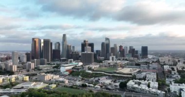 Los Angeles şehir merkezinde. Hava aracı uçuyor. Los Angeles kökenli Kaliforniya teması. Los Angeles şehir merkezi..
