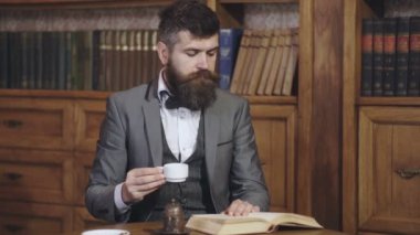 Klasik takım elbiseli iş adamı kitap okudu. Eski moda iş adamları. Konsantre iş adamı kitaptan hoşlanır ve kahve ya da çay içer. Hukuk ve adalet kavramı.