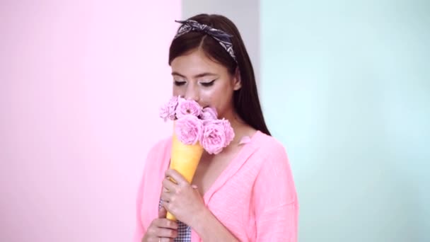 Žena s kyticí Spring Flower. Šťastná, překvapená dívka vonící květinami. Jaro. Vtipná žena čichající k květinám. Portrét vzrušené dívky čichající květiny a usmívající se. — Stock video