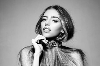 Seksi, zarif genç bayan. Gri üzerine güzel kadın portresi. Güzel sarışın kadınlar..