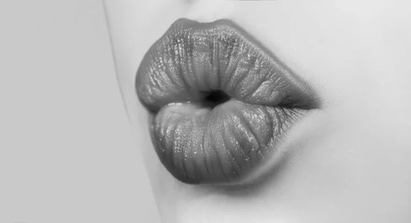 Девушка целуется. Поцелуй женских губ. Уход за губами. Сексуальные женские губы с розовой помадой. Чувственные женщины открывают рты. Красная губа с глянцевой помадой. Язык и сексуальность. — стоковое фото