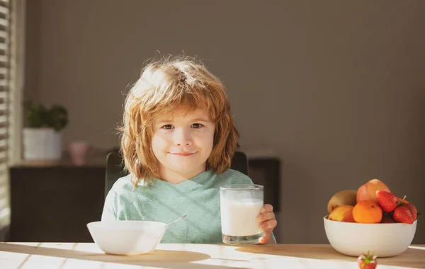 Niño con un vaso de leche. Niño desayunando. Niño comiendo alimentos saludables. — Foto de Stock