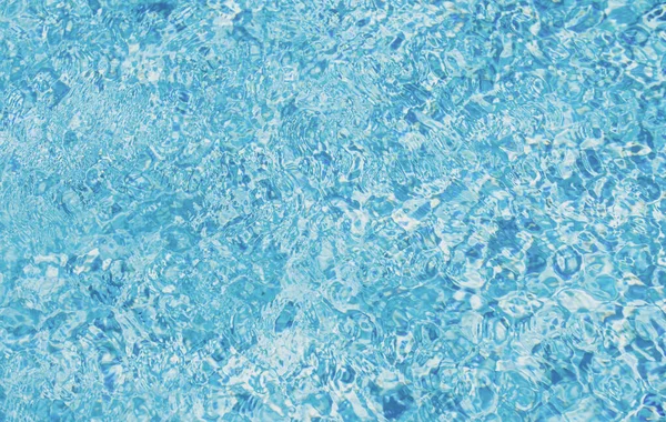 Tansparente klare Oberflächenstruktur des ruhigen Wassers. Abstrakter Hintergrund der Natur. Meereswassermuster. — Stockfoto