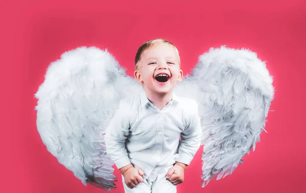 Izgatott vicces angyal gyerek fiú fehér szárnyakkal nevet. Valentin-nap Ámor gyermek. — Stock Fotó