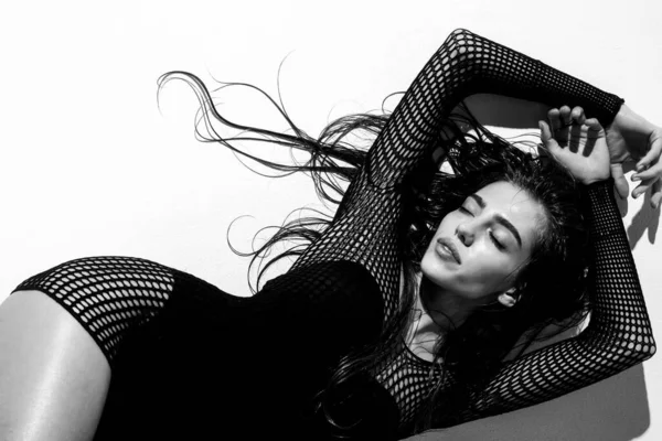 Güzel yüzlü kadın, yüz portresi. Güzel, hassas, genç bir kız. Moda modeli stüdyoda izole edildi.