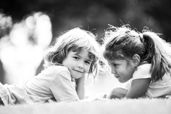 Мила пара закоханих дітей. Дитячі стосунки. маленька дівчинка на відкритому повітрі в парку . — стокове фото