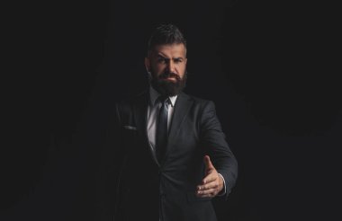 El sıkışırken iş adamı portresi. İşadamı izole - siyah arka plan üzerinde duran kadın ile yakışıklı adam.