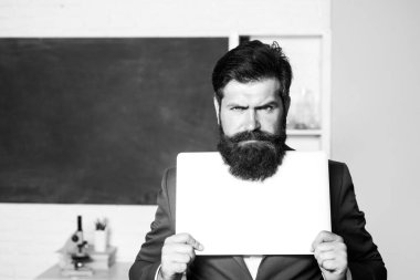 Ciddi bir öğretmen dizüstü bilgisayar tutuyor, öğretmen sakallı profesör duygularını ifade edemiyor..