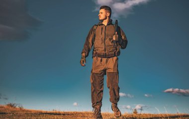 Avlanan av tüfekli bir avcı. Avcı sonbahar av sezonunda.