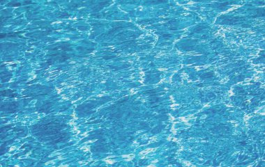 Soyut dalgalanma dalgası ve yüzme havuzunda berrak turkuaz su yüzeyi, arka plan ve soyut tasarım için mavi su dalgası.