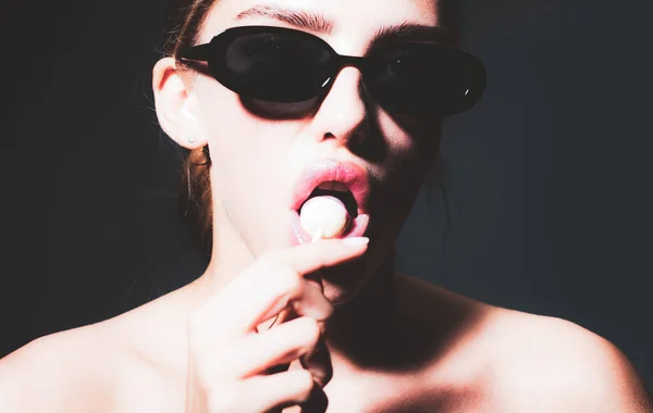 섹시 한 입술은 롤리팝을 핥고, 클로즈업을 합니다. 구강염과 구강염이야. 여자는 혀를 사용 한다. 좋은 꿈꿔. 암컷의 입이 핥는다. — 스톡 사진
