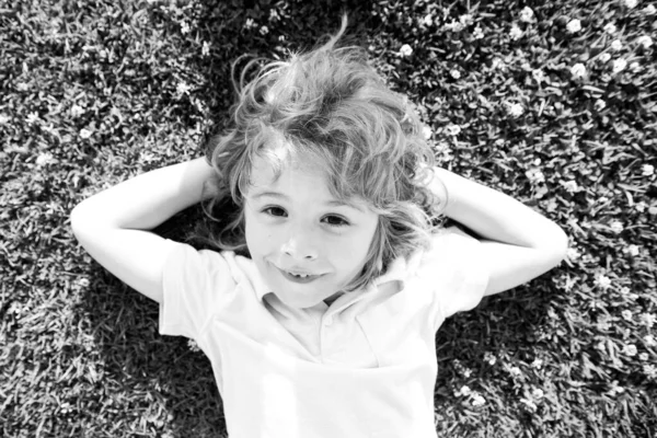 Les enfants apprécient l'été. Enfants couchés sur l'herbe portrait dans le parc naturel d'été. Étonné surpris émotions enfants excités. — Photo