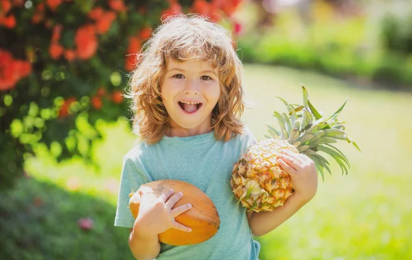 Ananaslı ve hindistan cevizli çocuk. Çocukların yaz vitamini. Tropik meyveler. — Stok fotoğraf