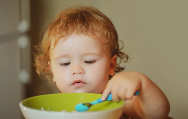 Gezonde voeding voor kinderen. Familie, voedsel, kind, eten en ouderschap concept. — Stockfoto