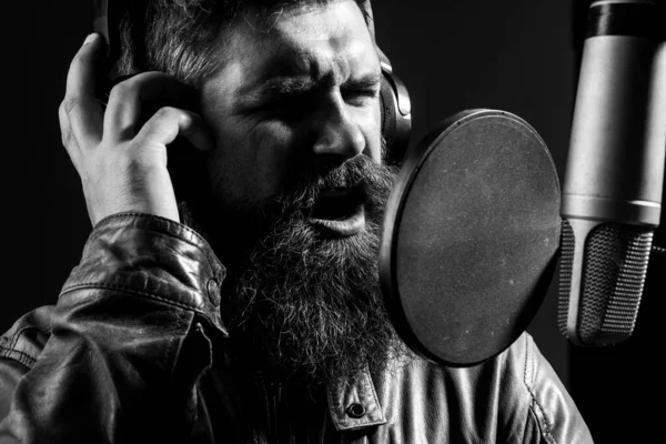 Un chanteur dans un studio d'enregistrement. Expressive face gros plan. — Photo